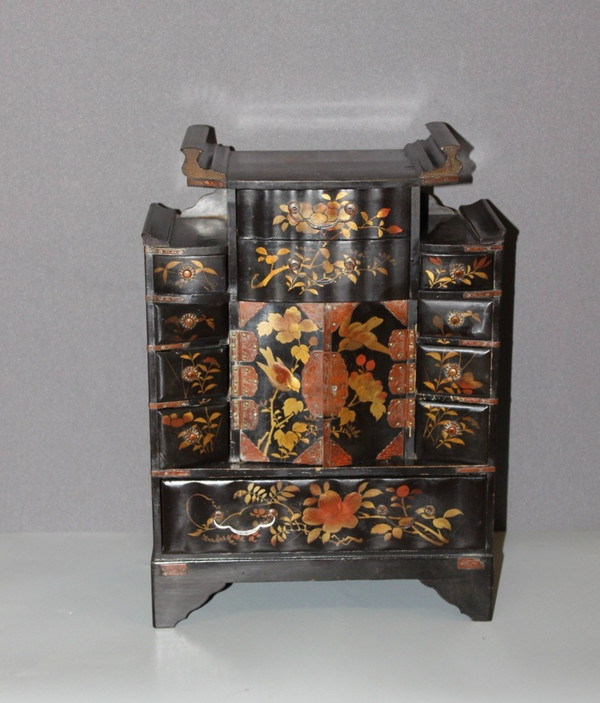 Mobiletto giapponese in lacca nera e oro, 1900 circa
