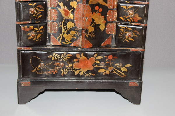 Mobiletto giapponese in lacca nera e oro, 1900 circa