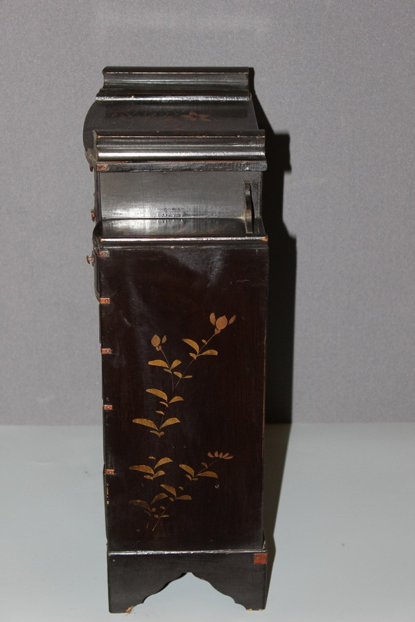 Mobiletto giapponese in lacca nera e oro, 1900 circa