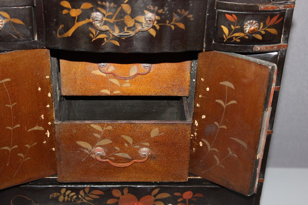 Mobiletto giapponese in lacca nera e oro, 1900 circa