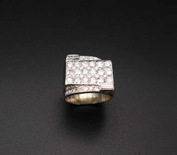 Anello Con Sigillo Incastonato Con 1,50 Carati Di Diamanti, Montatura In Platino.