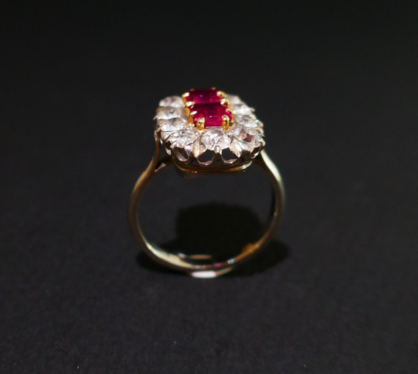 Bague Ancienne Diamants Et Rubis Verneuil Calibrés.