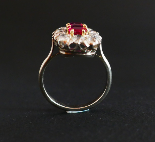 Bague Ancienne Diamants Et Rubis Verneuil Calibrés.