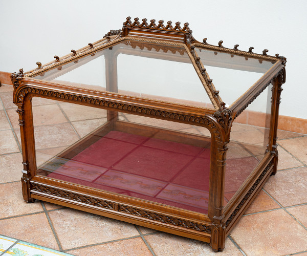 Neo-gothic display cabinet in solid walnut. Naples, early 19th century.