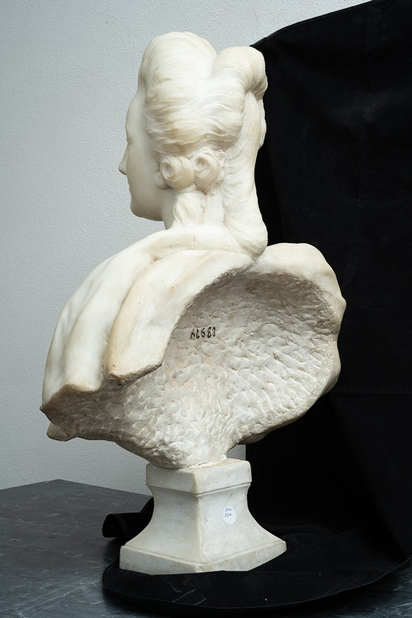 Antique Marble Sculpture Representing Marie-Antoinette. France, End of the 18th Century.