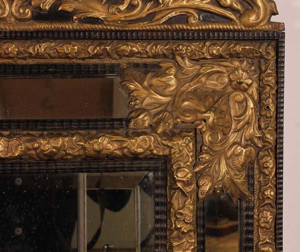 Miroir à Parecloses En Cuivre Repoussé Et ébène - Début Du 19° Siècle
