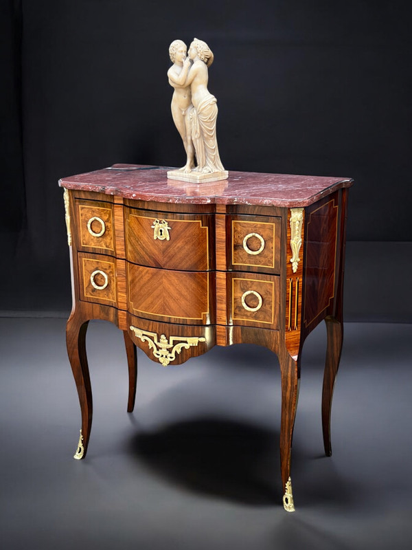 COMMODE ANCIENNE DU XIXe EN MARQUÈTERIE AVEC DESSUS MARBRE DE STYLE TRANSITION