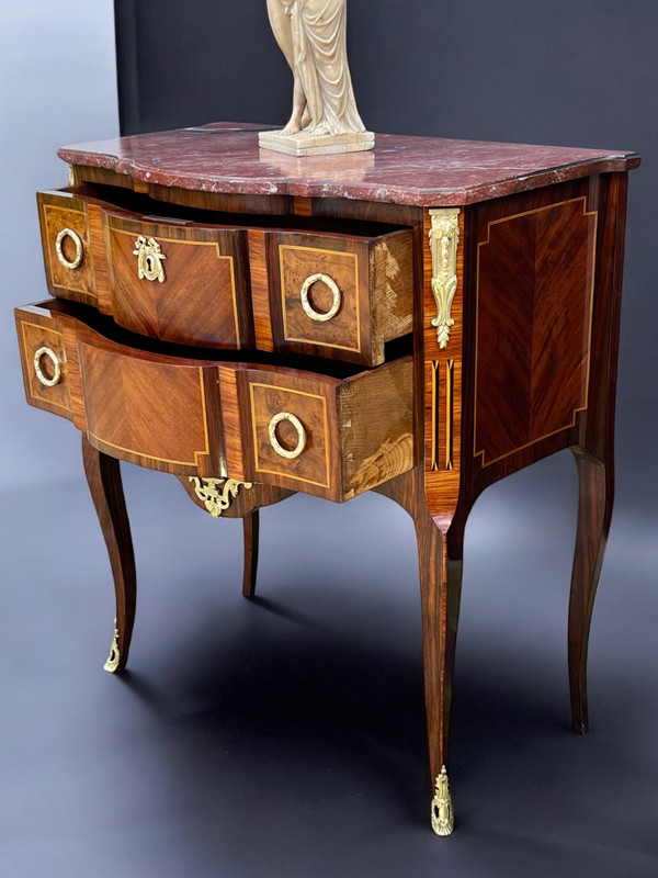 COMMODE ANCIENNE DU XIXe EN MARQUÈTERIE AVEC DESSUS MARBRE DE STYLE TRANSITION