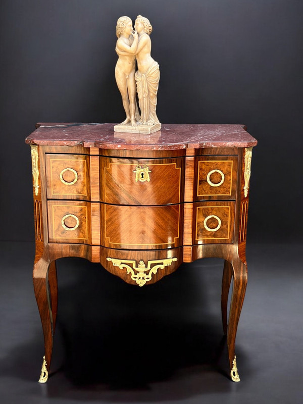 COMMODE ANCIENNE DU XIXe EN MARQUÈTERIE AVEC DESSUS MARBRE DE STYLE TRANSITION
