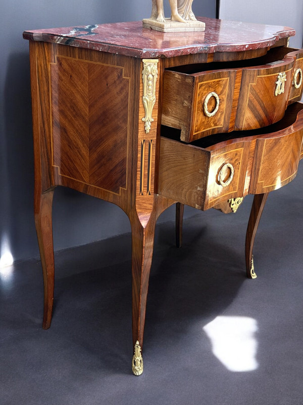 COMMODE ANCIENNE DU XIXe EN MARQUÈTERIE AVEC DESSUS MARBRE DE STYLE TRANSITION