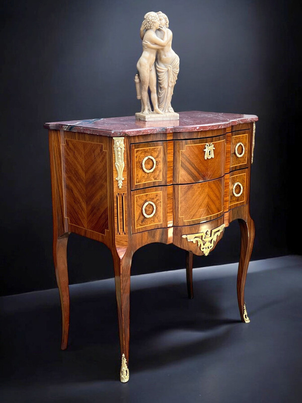COMMODE ANCIENNE DU XIXe EN MARQUÈTERIE AVEC DESSUS MARBRE DE STYLE TRANSITION