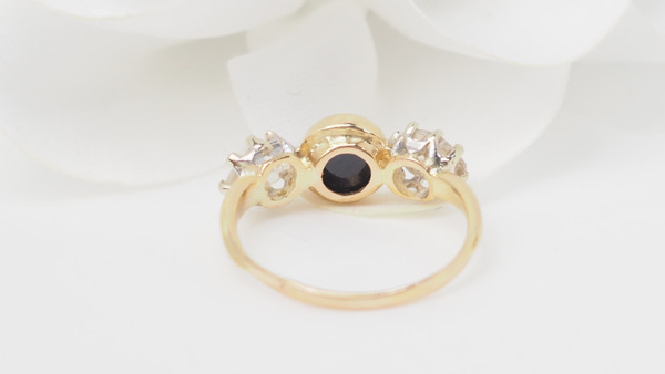 Bague En Or Jaune, Cabochon De Saphir Et Diamants