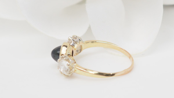 Bague En Or Jaune, Cabochon De Saphir Et Diamants