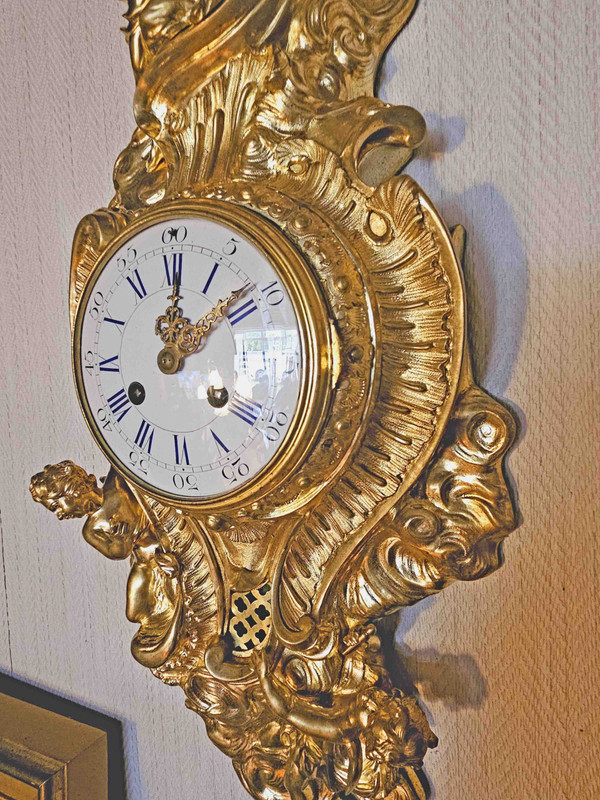 L XV Wandkartell aus vergoldeter Bronze „Venus und zwei Lieben“