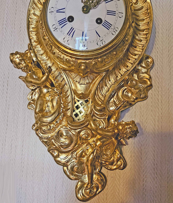 L XV Wandkartell aus vergoldeter Bronze „Venus und zwei Lieben“