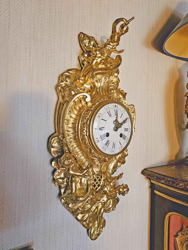 L XV Wandkartell aus vergoldeter Bronze „Venus und zwei Lieben“
