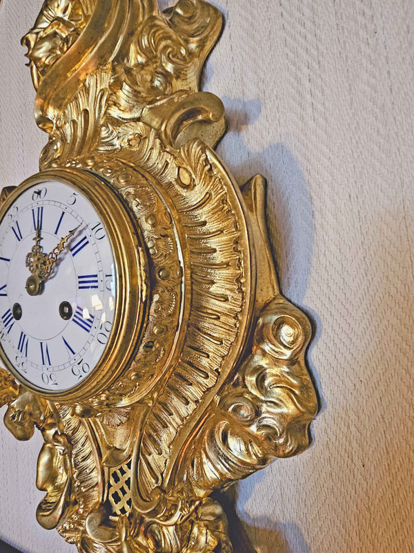 L XV Wandkartell aus vergoldeter Bronze „Venus und zwei Lieben“