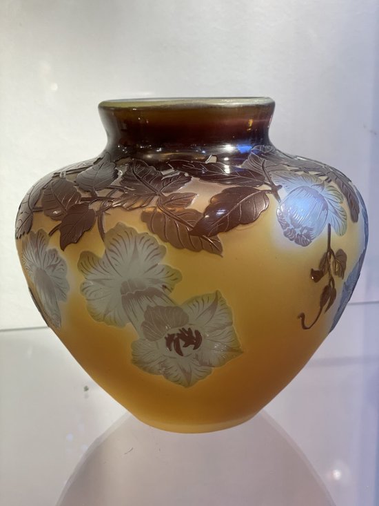 Gallé-Vase im Bignones-Jugendstil