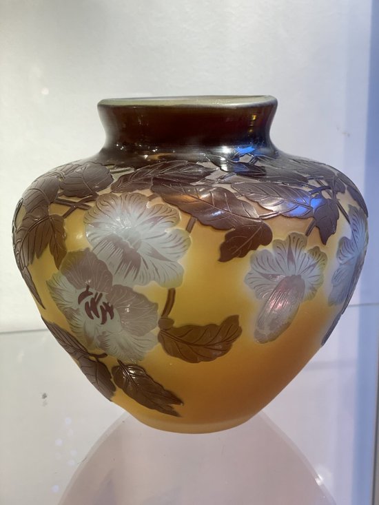 Gallé-Vase im Bignones-Jugendstil