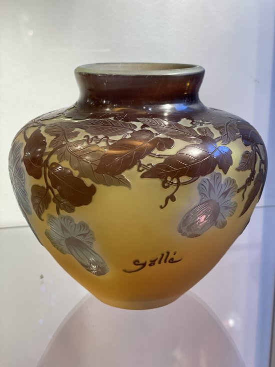 Gallé-Vase im Bignones-Jugendstil