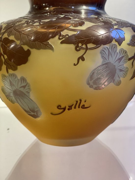 Gallé-Vase im Bignones-Jugendstil