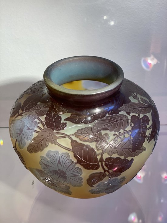 Gallé-Vase im Bignones-Jugendstil
