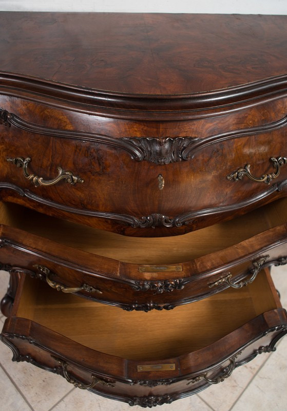 Antique Louis XV style chest of drawers from the Veneto period, 20th century.