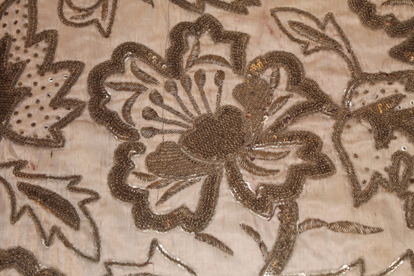 Osmanische Stickerei aus Silber- und Goldfäden mit Blumendekor, Mitte des 19. Jahrhunderts