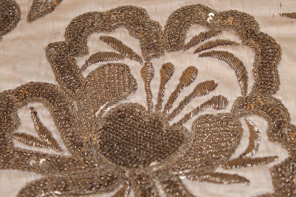 Osmanische Stickerei aus Silber- und Goldfäden mit Blumendekor, Mitte des 19. Jahrhunderts
