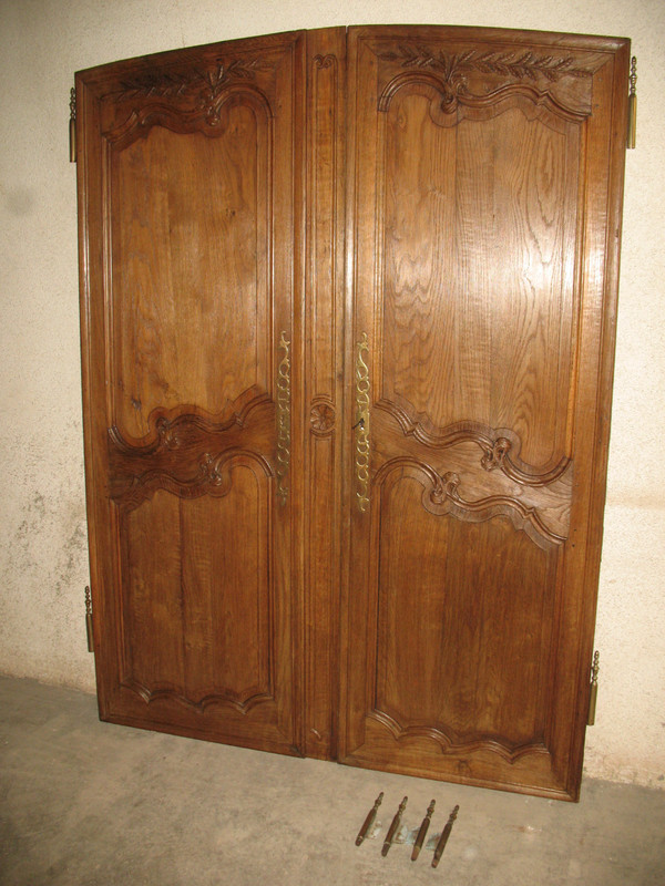 Pair of Louis XV style woodwork doors in carved oak, early 19th century