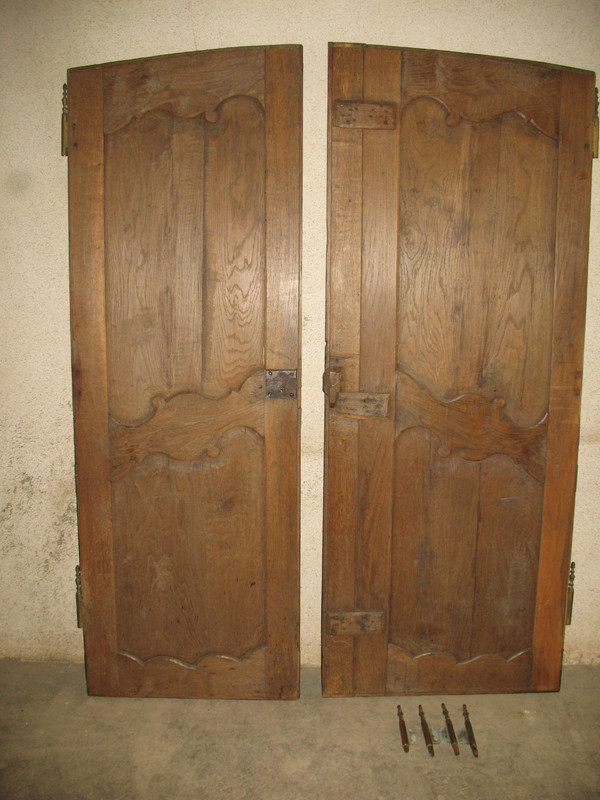 Pair of Louis XV style woodwork doors in carved oak, early 19th century
