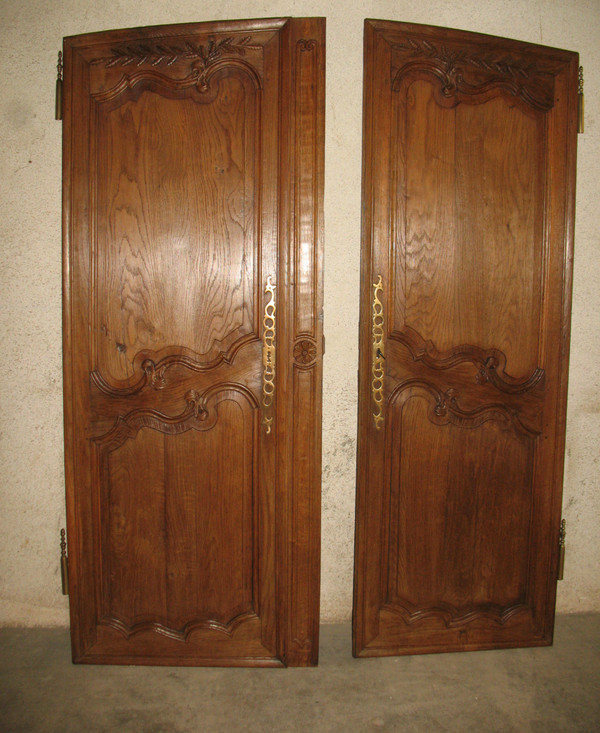 Pair of Louis XV style woodwork doors in carved oak, early 19th century