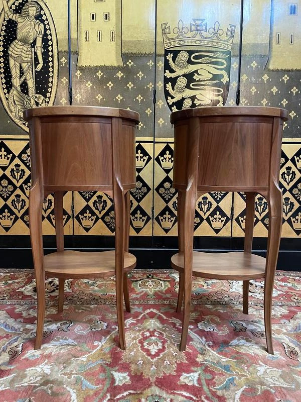 Paire de tables de chevets de style Louis XV - Transition en noyer 