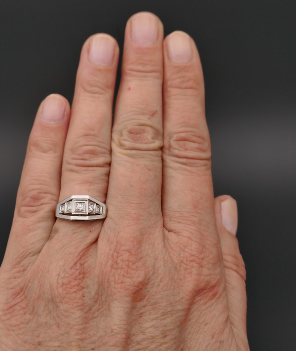 Art-Deco-Ring, verziert mit 5 Diamanten, 18 Karat Gold und Platin.