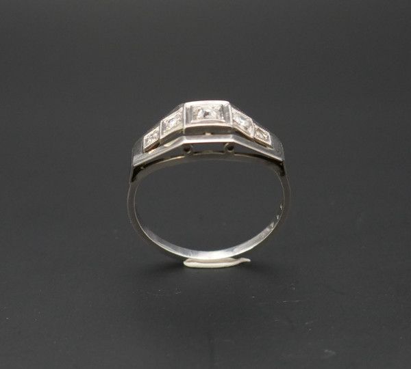 Art-Deco-Ring, verziert mit 5 Diamanten, 18 Karat Gold und Platin.