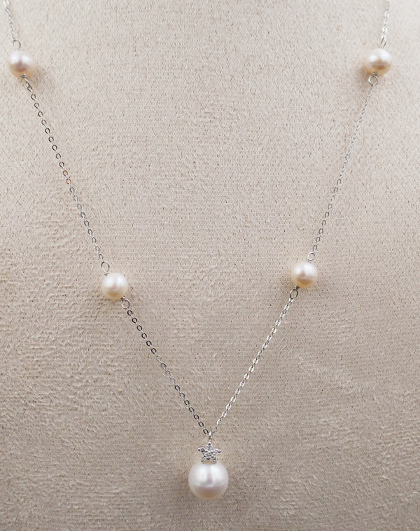 Perlen- und Diamanthalskette, 18 Karat Weißgold.