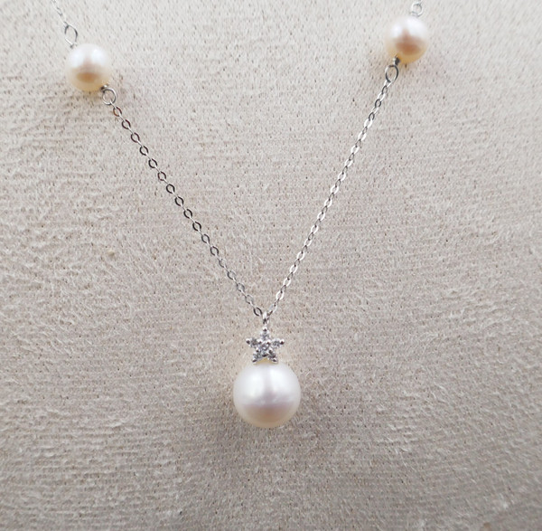 Perlen- und Diamanthalskette, 18 Karat Weißgold.