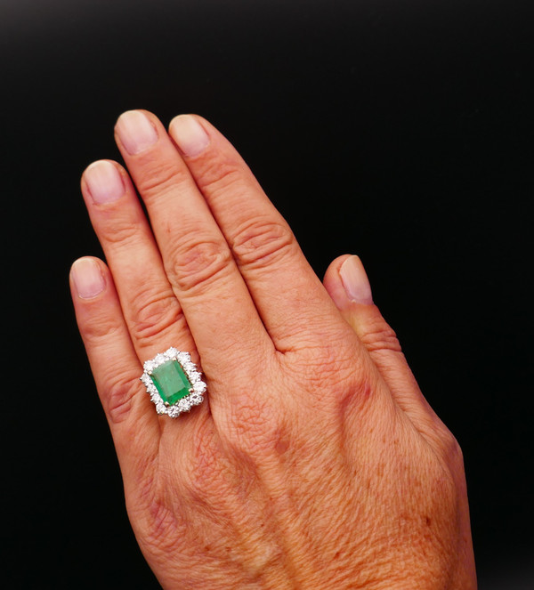 3 Karat Smaragdring und 2 Karat Diamanten, Zertifikat.