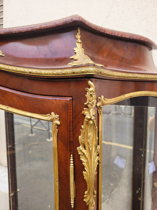 Vetrina curva in intarsio e bronzo, Napoleone III, XIX secolo