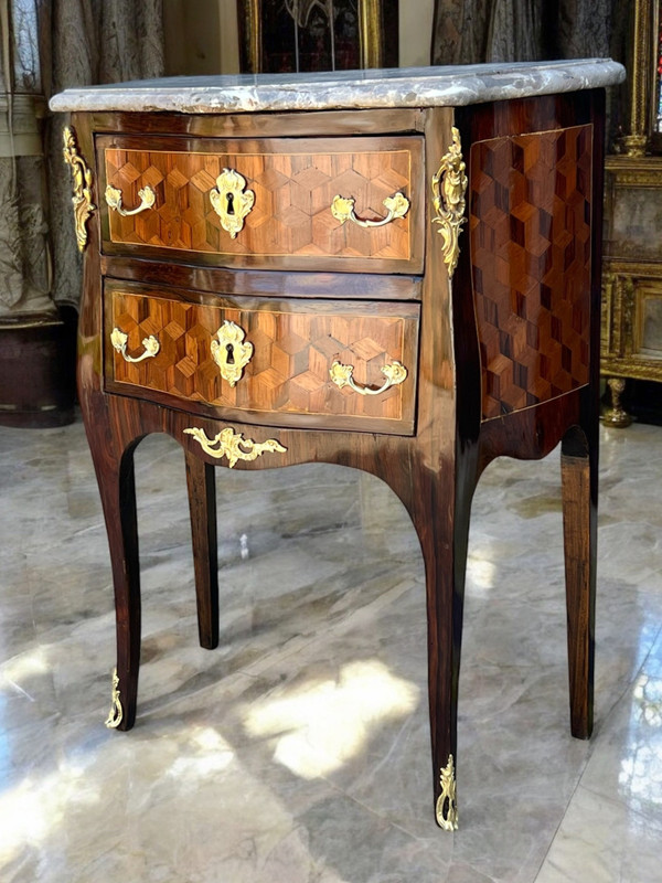 CASSETTO DEL XVIII PERIODO LUIGI XV IN TARSI DECORATO CON PIANO IN BRONZO / MARMO