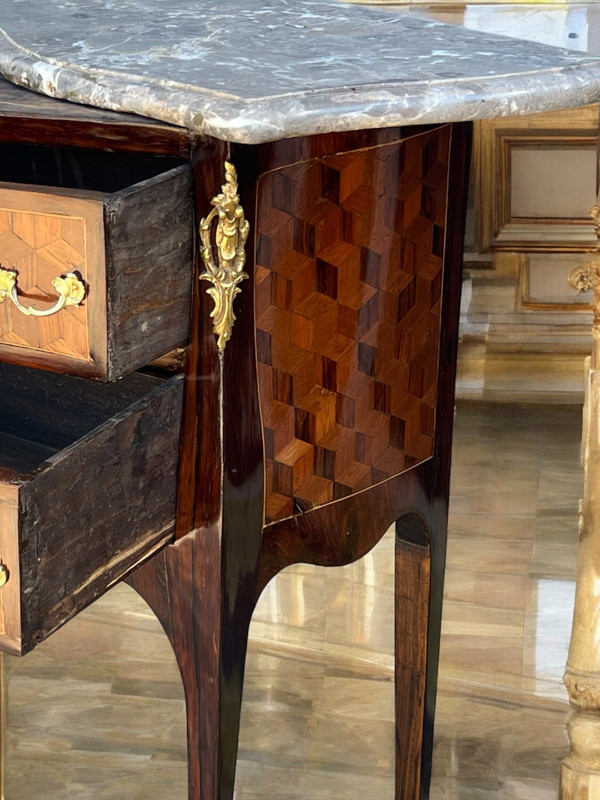 CASSETTO DEL XVIII PERIODO LUIGI XV IN TARSI DECORATO CON PIANO IN BRONZO / MARMO
