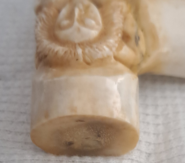 Pommeau de canne sculpté en os de bovin érotique