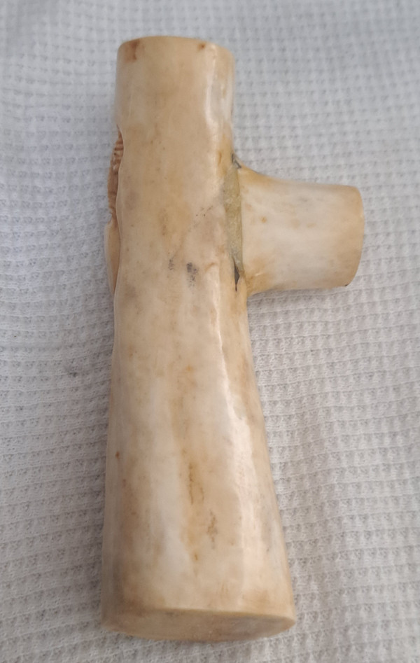 Pommeau de canne sculpté en os de bovin érotique
