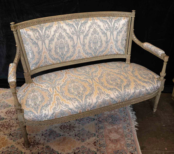 Un canapé en bois peint de style louis XVI, XIXème