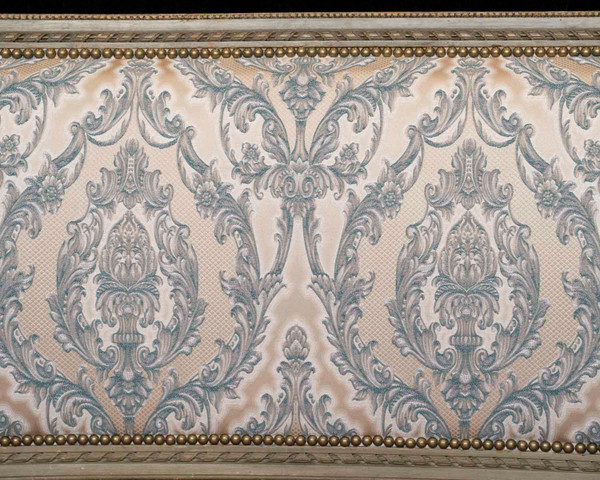 Un canapé en bois peint de style louis XVI, XIXème