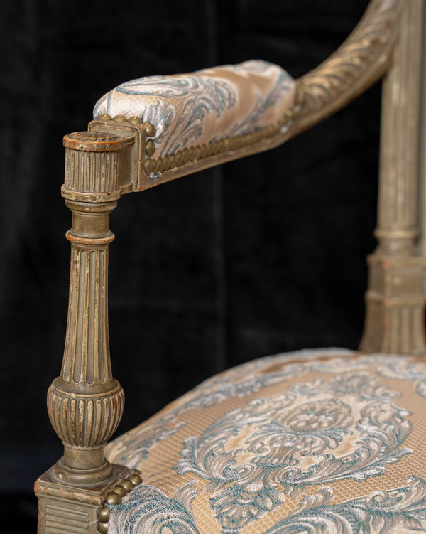 Un canapé en bois peint de style louis XVI, XIXème