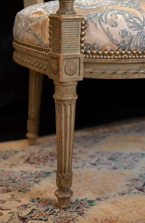 Un canapé en bois peint de style louis XVI, XIXème