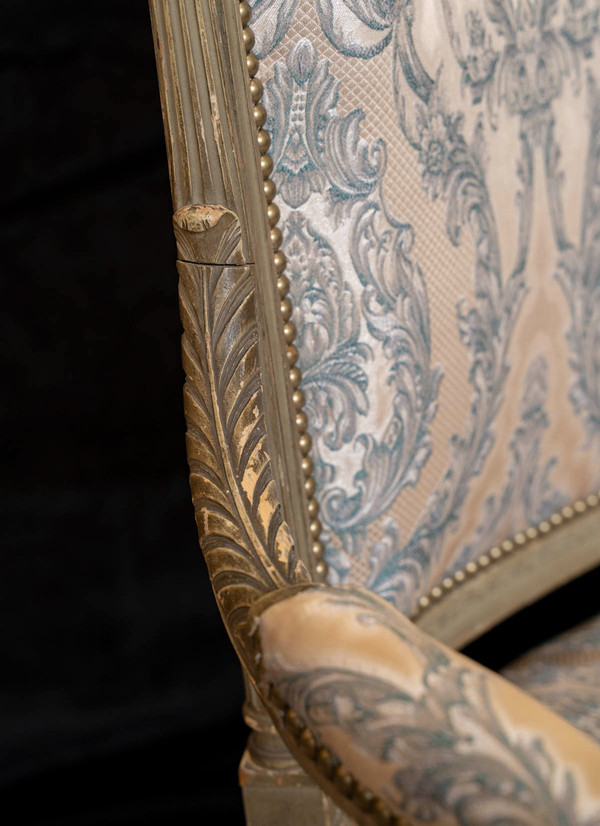 Un canapé en bois peint de style louis XVI, XIXème