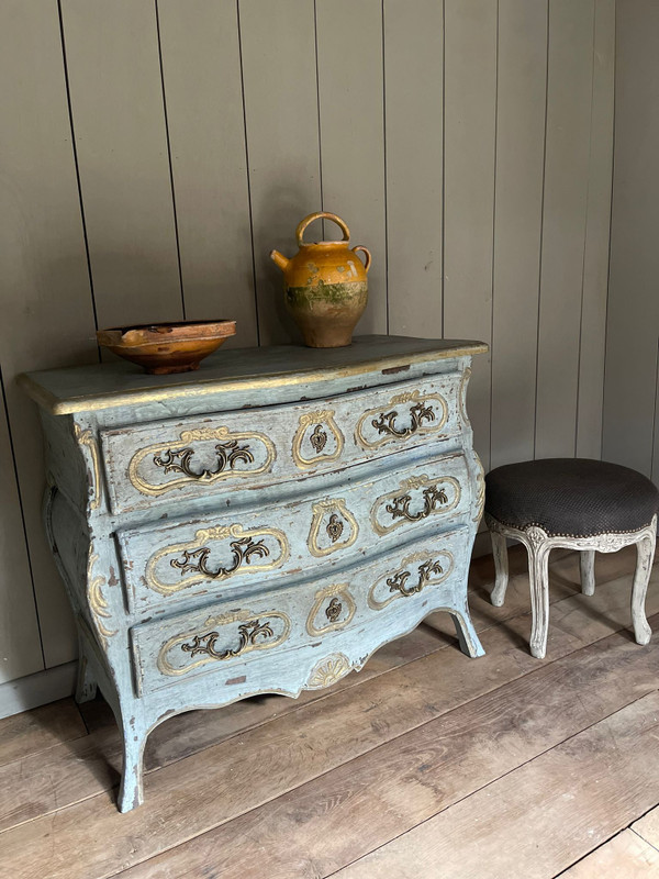 Louis XV chest of drawers from the late 19th century