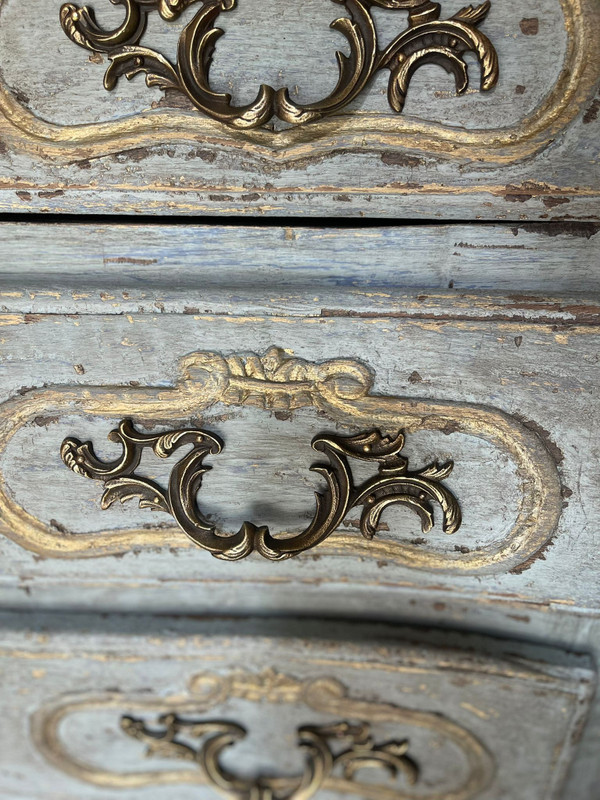 Louis XV chest of drawers from the late 19th century
